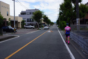 駅前の道路上で交通の妨げとなっていた袋