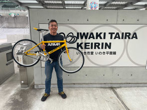 日本パラサイクリング連盟 権丈専務理事 と寄贈した自転車