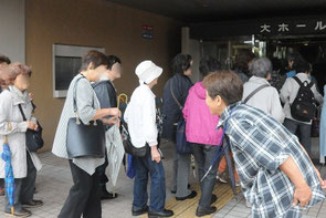 ご来場いただいた方に挨拶する原会長
