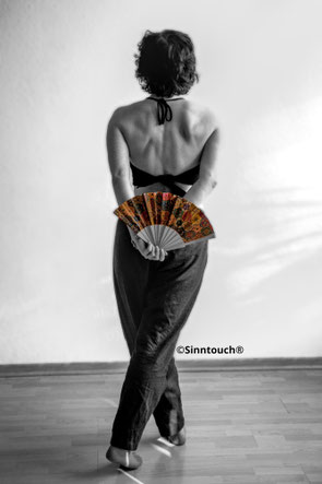 Das Bild zeigt Lou (Tantramasseurin TMV® in Ausbildung)