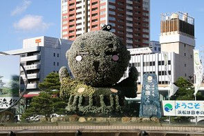 野崎さんの住む浜松市のゆるキャラ「出世大名家康くん」（浜松駅前）