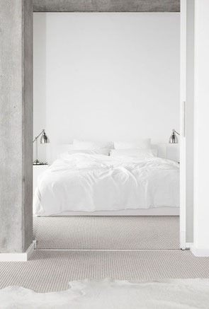 Une chambre blanche au design minimaliste.