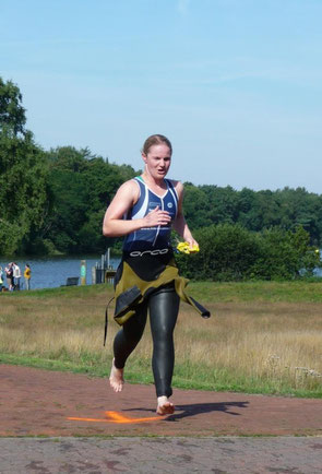 Katrin Fronzek nach ihrer Lieblingsdisziplin auf dem Weg zur Wechselzone.