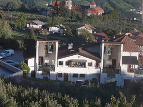 Talstation der Seilbahn Hochmuth in Dorf Tirol Südtirol