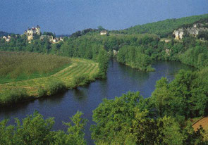 Le cingle de Montfort et au fond le château