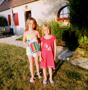 Gîte Le Vieux Frêne :2 petites filles qui semblent se demander à quoi peuvent bien servir ces "bâtons de plongée"