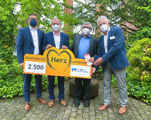 Freuen sich über die Hilfe für die Demenzarbeit der Rother Kreis- klinik: Udo Wehrmann, Georg Peter, Anton Nagel und Werner Rupp (von links). Foto: Rudolph