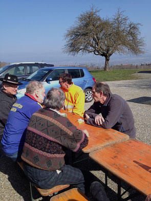 Gemütliches Beisammensein an der Sonne nach getaner Arbeit