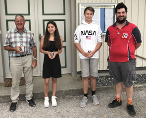 Jugendcup-Siegerin 2019 Eleonora Salloukh, zusammen mit Heinz Nater in Vertretung von Gian Nater links (2.) und Andrin Meier rechts (3.), sowie Leiter Luca Marolf