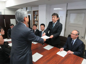 鴨木朗教育長に申入書を手渡す尾村利成党県議団長