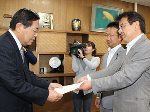 絲原議長(左)に申し入れる(右から)尾村、大国陽介の両氏=8日、松江市