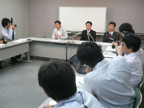 2015年8月11日、島根県庁で記者会見に臨む遠藤秀和氏ら
