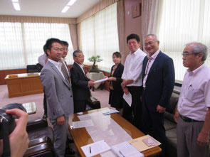 溝口県知事に申し入れ書を手渡す党議員ら
