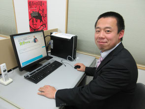 パソコンに向かう吉井やすみ秘書