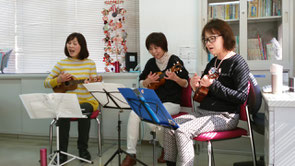 Pilialoha♡ukuleleの3人さん。 Pilialohaとは、親しい友の交わり、大切な仲間付き合い、愛情のある又は優しい関係を持つ と言う意味だそうです。