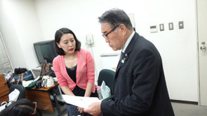 荒木先生、志奈さんにアロマのこと、いろいろ質問なさっておられます。