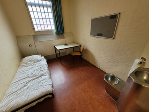 Bett, Tisch, Stuhl, Spiegel und Toilette - schlichtes Leben in den Zellen. Foto: Ulrichs