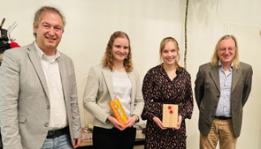 Daniela Henke (2. v. links) und Jennifer Weth wurden für besondere Leistungen ausgezeichnet.  Foto: Meyer