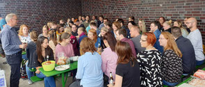 Dr. Jelko Peters begrüßte die Seminarangehörigen am Timmeler Hafen. Foto: Ulrichs