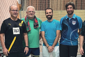 Julien vom Club Tennis de Table Adamois (4.v.l.) hat für einen erinnerungswürdigen Trainingsabend gesorgt.