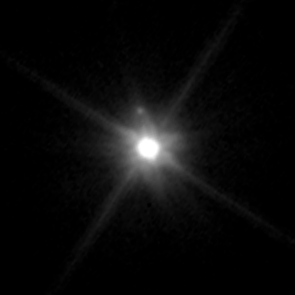 Makemake (mitte) und sein Mond S/2015 (136472) 1 (oben) am 27. April 2015, aufgenommen von Hubble.