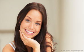 Strahlend schöne Zähne mit Bleaching (Zahnaufhellung) Veneers (Verblendschalen)