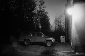 jerome devismes. une voiture qui rentre de la chasse de nuit dans un parc