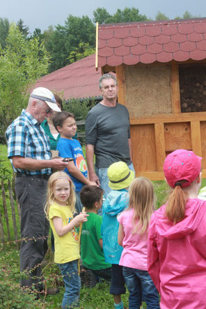 Übergabe des Insektenhotels mit Restbefüllung durch die Kinder