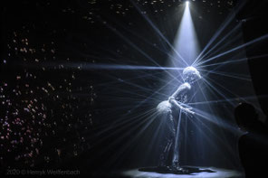 Lichtperformance, Performancekunst, Berlin, emerging Artist, lightwork, spikes