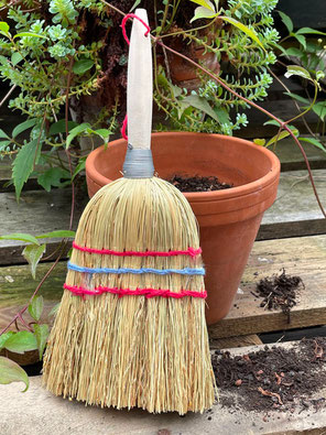 kleiner Handbesen bei www.the-golden-rabbit.de