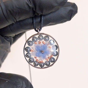 Orgonit Anhänger kleine blaue Blume | Edelstein Heilstein Schmuck