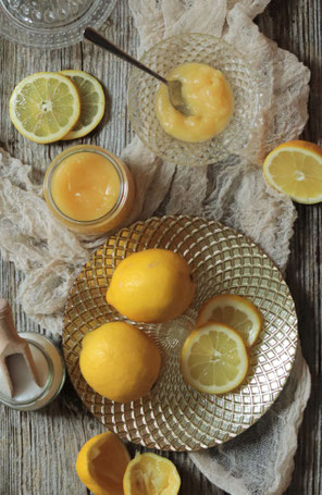 Zitronen und fertiges Lemon Curd
