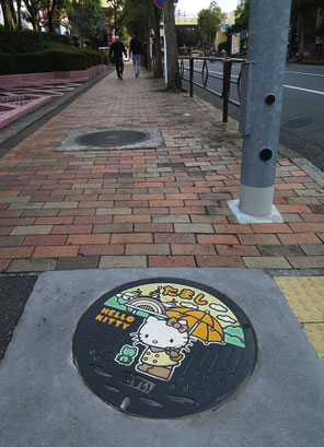 　「ハローキティに会える街」をキャッチフレーズにしている多摩市では、オリジナルのマンホールの蓋(ふた)を市内に設置している。全部で10ヶ所あるという。2ヶ所は知っているが、後は無理に探そうとは思わない。散歩の途中で突然出会うのを楽しみにしている。　2025.3.13　【写真⑤：多摩市落合1-16】