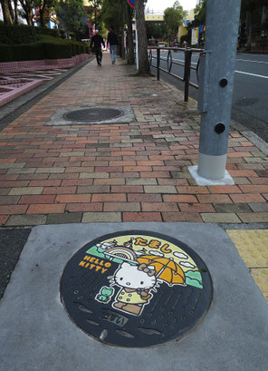 　「ハローキティに会える街」をキャッチフレーズにしている多摩市では、オリジナルのマンホールの蓋(ふた)を市内に設置している。全部で10ヶ所あるという。2ヶ所は知っているが、後は無理に探そうとは思わない。散歩の途中で突然出会うのを楽しみにしている。　2025.3.13　【写真⑤：多摩市落合1-16】