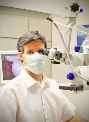 Dr. Schürkämper bei der Arbeit mit dem Mikroskop