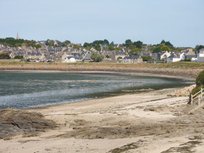 Vue sur la plage de Rocher Plat (1er plan) et le village historique de Saint-Jacut de la Mer (arrière plan). 2018- Collection personnelle