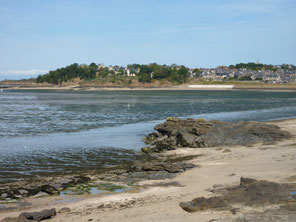 Vue sur la plage de Rocher Plat (1er plan), le village historique de Saint Jacut de la mer, la plage de la Banche et la pointe du Béchet (en arrière plan). 2018- Collection personnelle