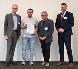 Projektabschluss dokumentiert im Gruppenbild mit Urkunde