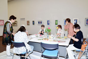 こぎん刺し　高木裕子講師　和紙絵画  石田千恵子講師　ファブリック３Ｄアート  礪波賀與江講師　鉛筆画  小林岳講師　鉛筆画  安住孝史先生　陶磁器上絵付絵師  田邊貴子講師　