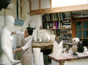 Magali-Nourissat-artiste-atelier-sculpture-plâtre-blanc