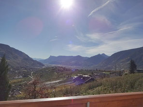 Blick von Ferienwohnung 15 auf die Umgebung von Dorf Tirol