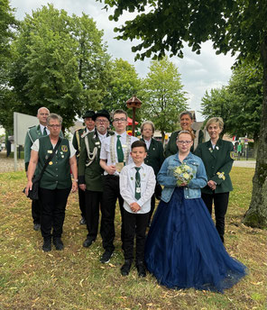 v. l. Oliver und Christiane Bong, Arnold Vlatten, Hermann-Josef Trump, Prinz Max Bong, Bambiniprinz Jona Pol, Johanna Pol, Prinzessin Meike Bong, Claudia Jäger, Klara Lensing 