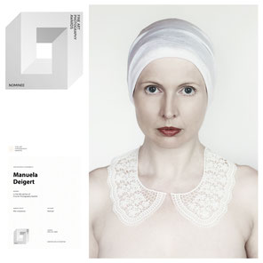 Manuela Deigert über mich, Selbstportrait mit weißem Spitzenkragen und weißer Kopfbedeckung, mit Zertifikaten über die Nominierung im Fine Art Photography Awards