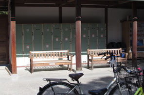 東門付近のコインロッカー