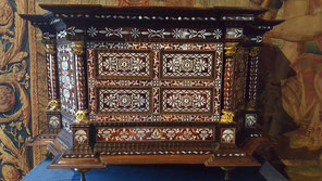 Cabinet en nacre de la Reine au Chateau de Chambord