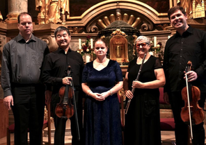 Das Ensemble des Sonnenorchesters beim Auftritt in der Schlosskirche Mirabell 2025.