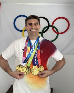 christian Wirz mit vier mal Olympia Gold um den Hals, olympiasieger