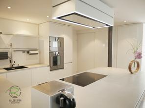 Weiße Hochglanz U-Küche mit Vorratsraum integriertem Kühlschrank & Hochglanz Schiebetür