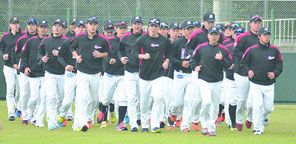 ウォームアップランを行う千葉ロッテマリーンズの選手ら=1日午前、石垣市中央運動公園メイン野球場