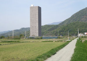 山形県上山市(このケースは風害、景観、駐車場の点でも社会に与える不合理は小さい)